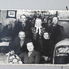Zdjęcie nieżyjącej już rodziny sąsiadów, pokazane nam w przyniesionym z domu albumie rodzinnym, do rozpoznania znajomych twarzy.